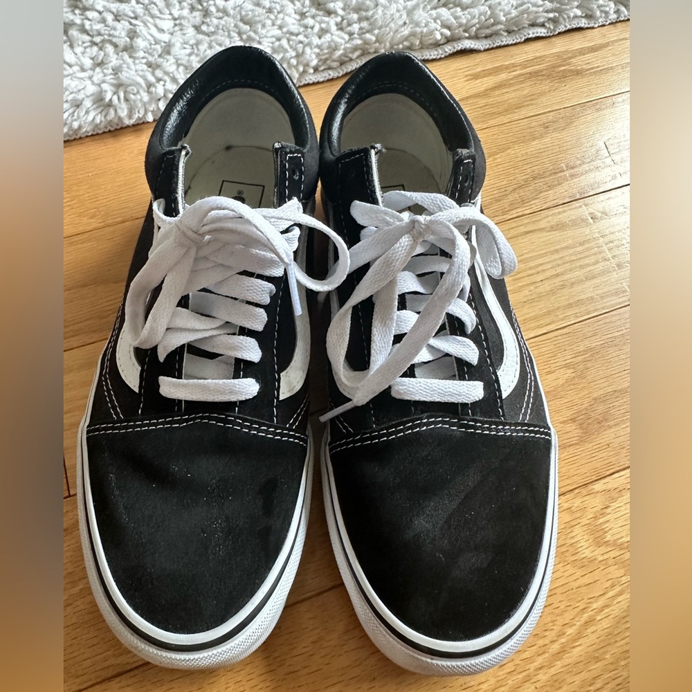 Men’s black and white vans